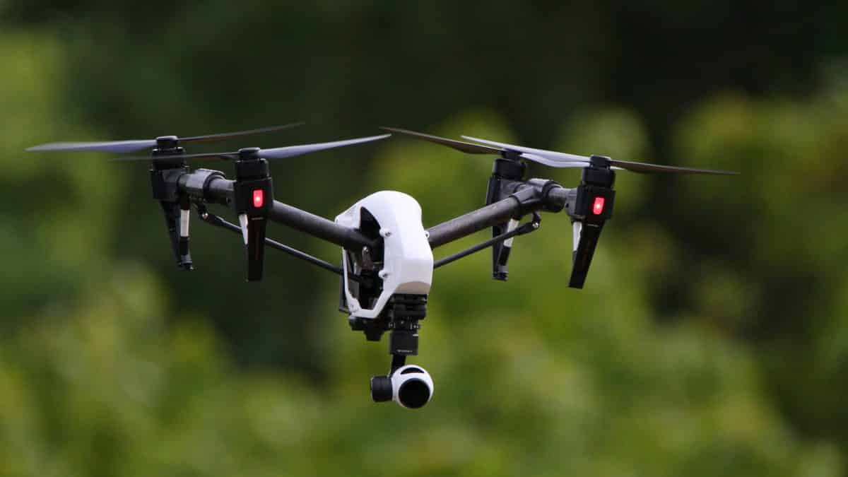 Volare con un drone rispettando le regole - patente, costi