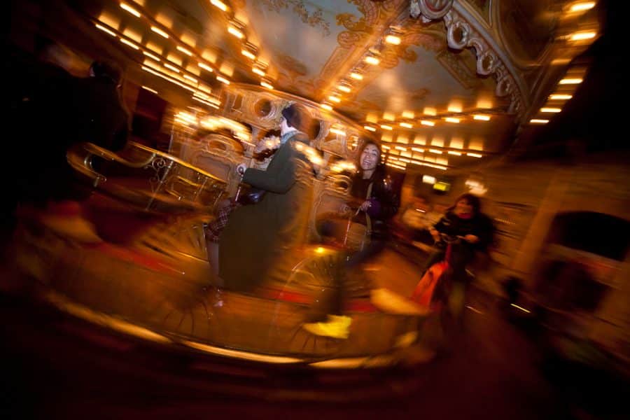 una giostra del musée des Arts Forains lanciata a piena velocità