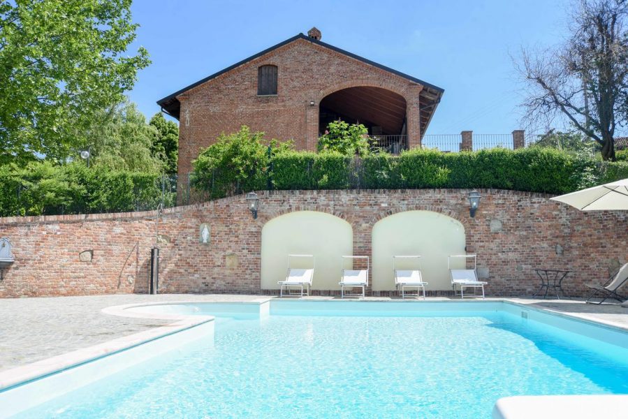 agriturismo con piscina in Piemonte Langhe Monferrato
