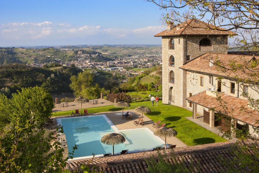 agriturismo con piscina in Piemonte Langhe Monferrato