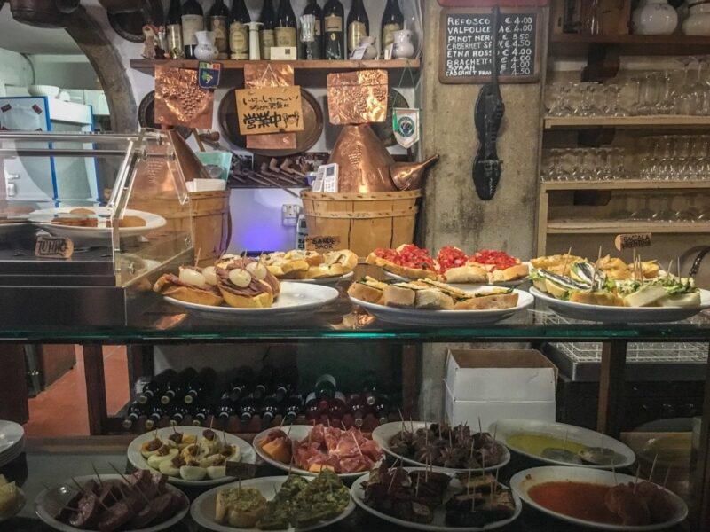 Cicchetti in un bacaro veneziano