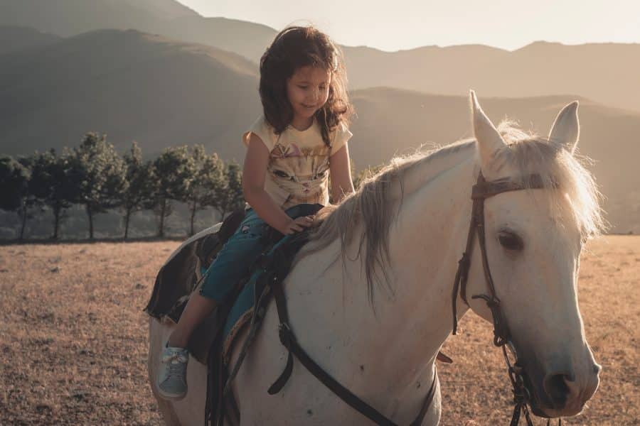 Bambino a cavallo
